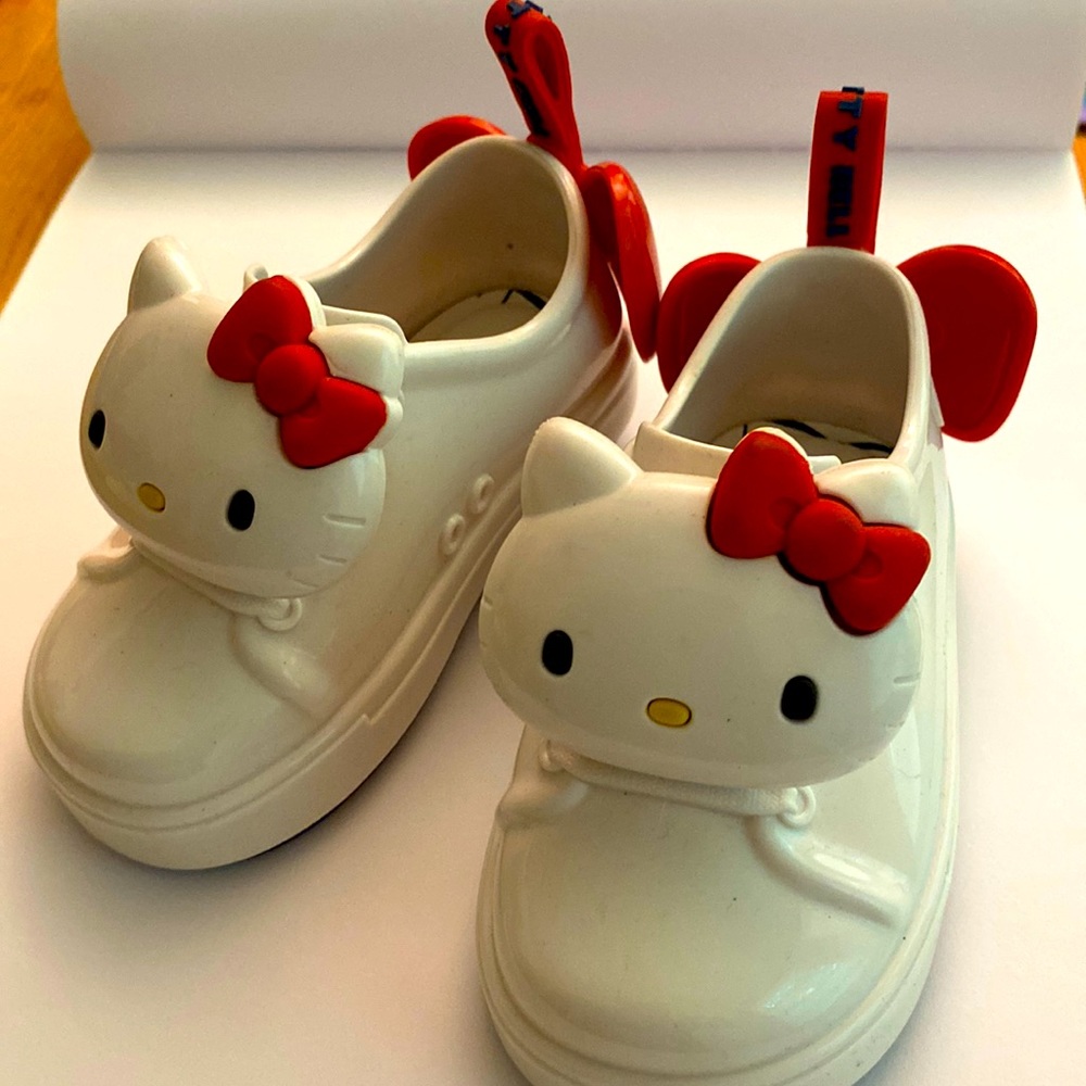Hello Kitty 🐈‍⬛ Mini Melissa white and red ADORABLE sneakers shoes US 5 toddler